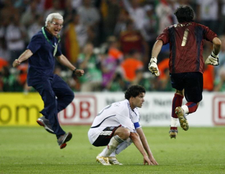 Mondiali 2006: la festa con Buffon dopo la splendida vittoria a Dortmund per 2-0 contro la Germania nella storica semifinale. Fra di loro un disperato Michael Ballack. Reuters